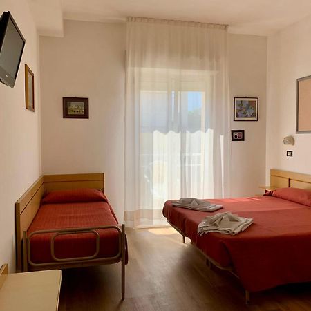 Hotel Tre Grazie Римини Екстериор снимка