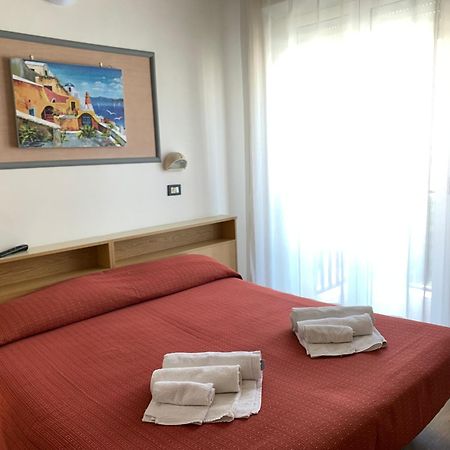 Hotel Tre Grazie Римини Екстериор снимка