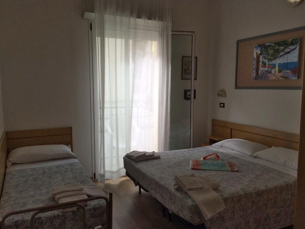 Hotel Tre Grazie Римини Екстериор снимка