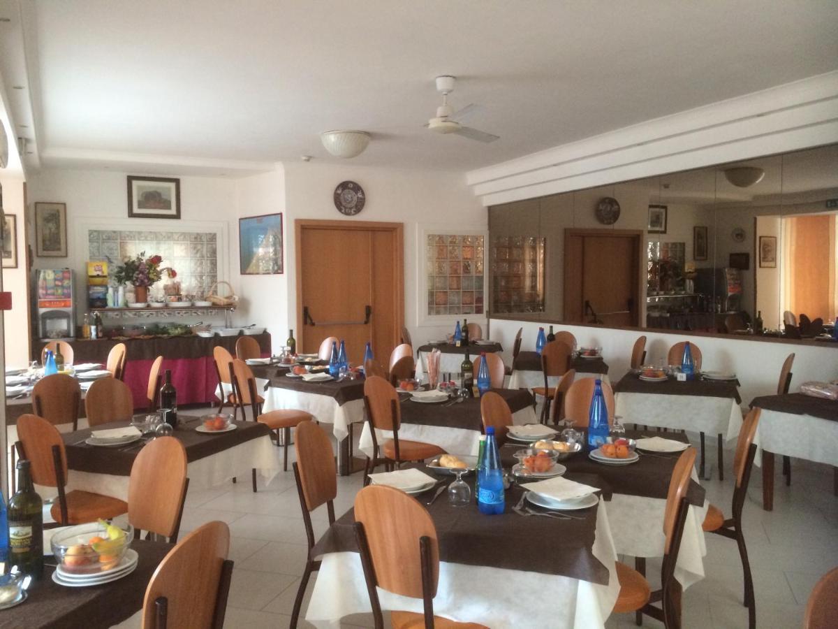 Hotel Tre Grazie Римини Екстериор снимка