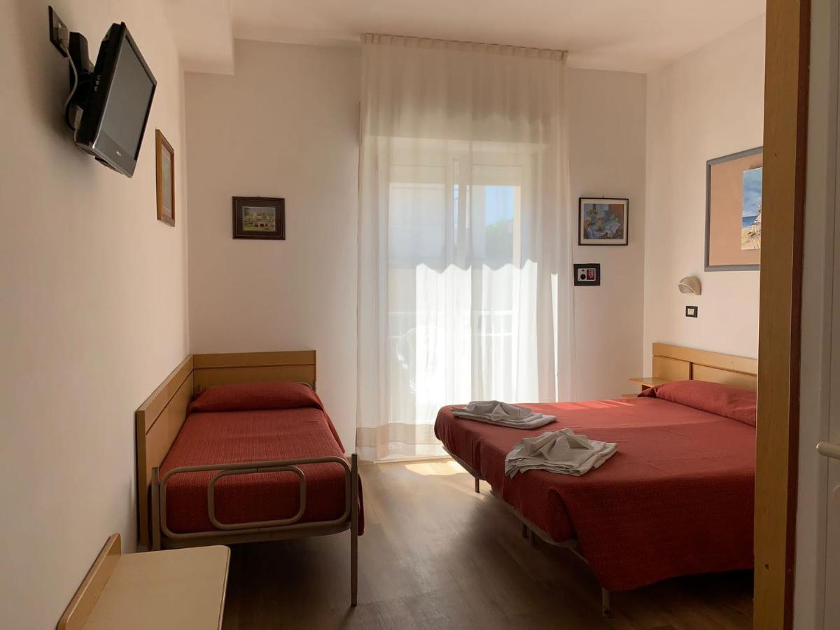 Hotel Tre Grazie Римини Екстериор снимка