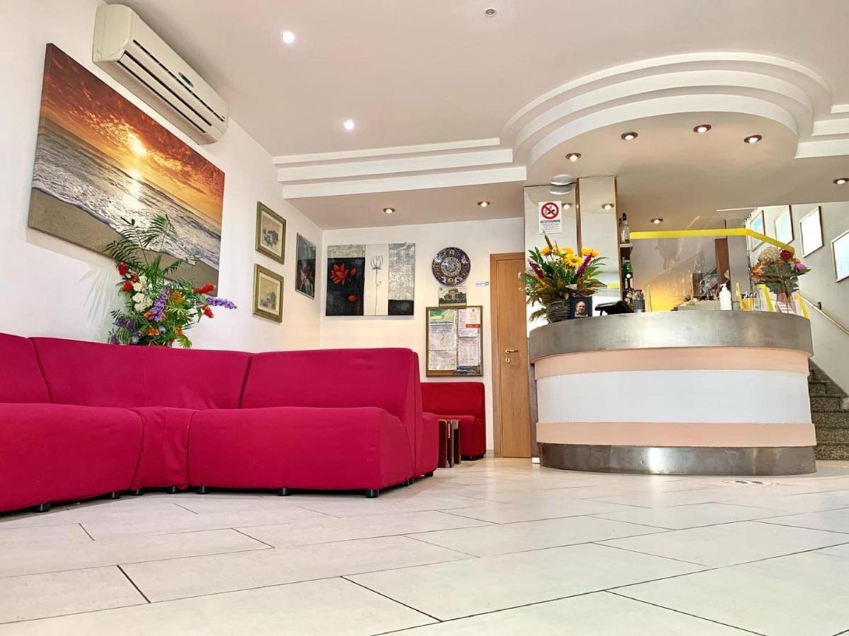Hotel Tre Grazie Римини Екстериор снимка
