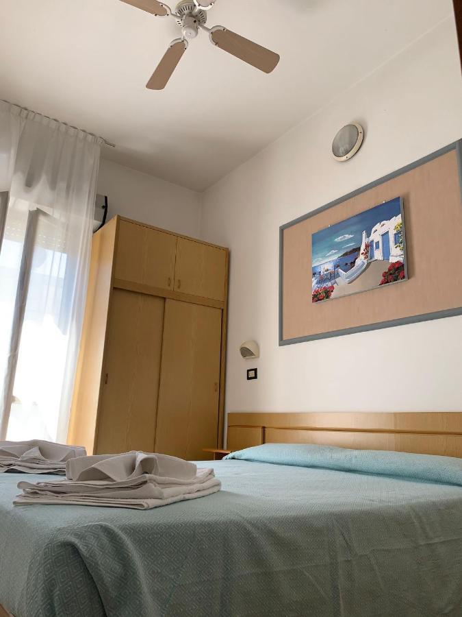 Hotel Tre Grazie Римини Екстериор снимка