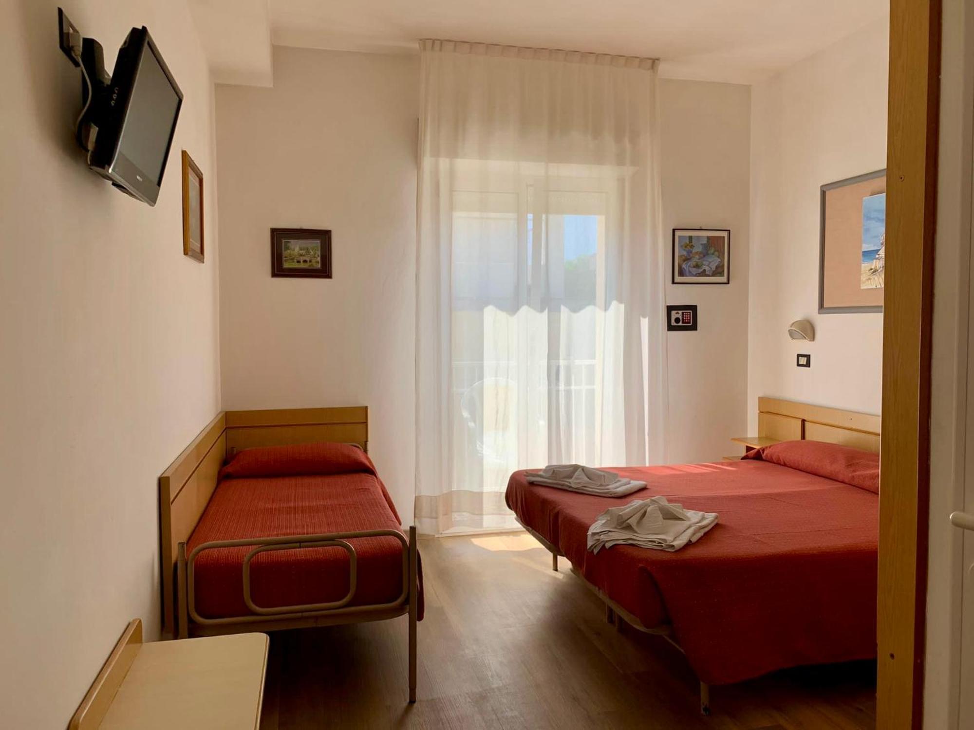 Hotel Tre Grazie Римини Екстериор снимка