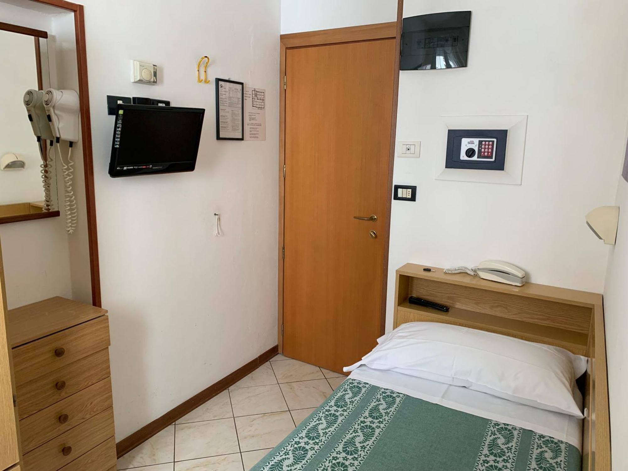 Hotel Tre Grazie Римини Екстериор снимка