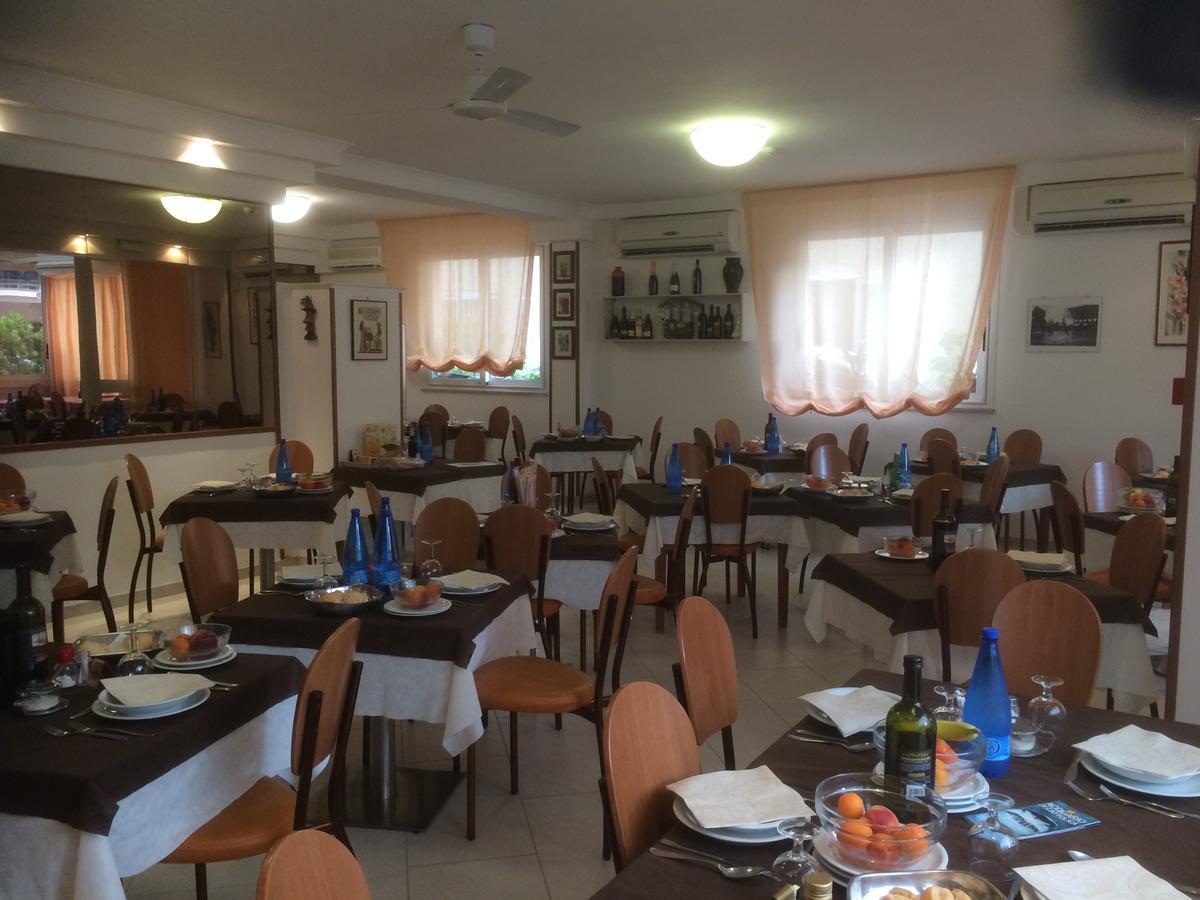 Hotel Tre Grazie Римини Екстериор снимка
