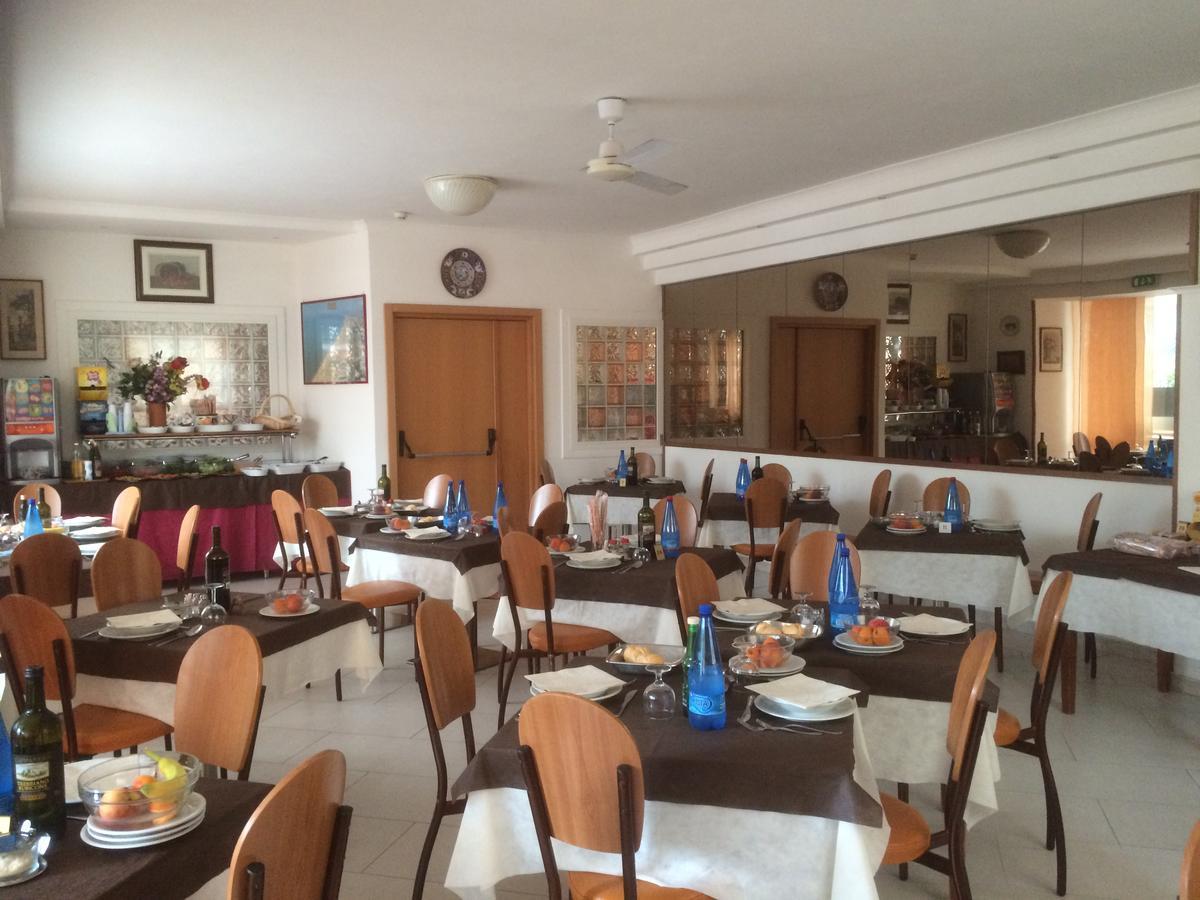 Hotel Tre Grazie Римини Екстериор снимка
