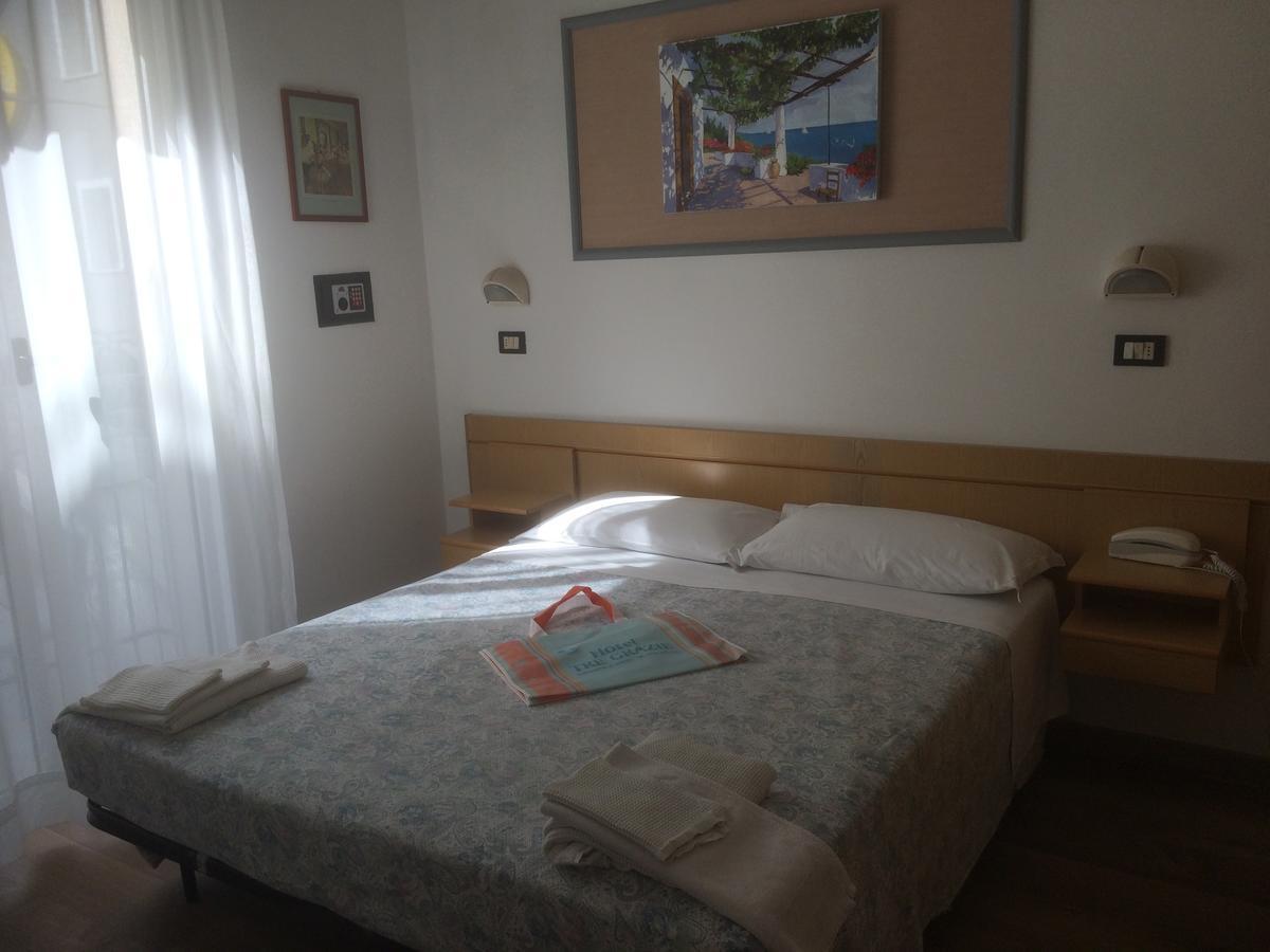 Hotel Tre Grazie Римини Екстериор снимка