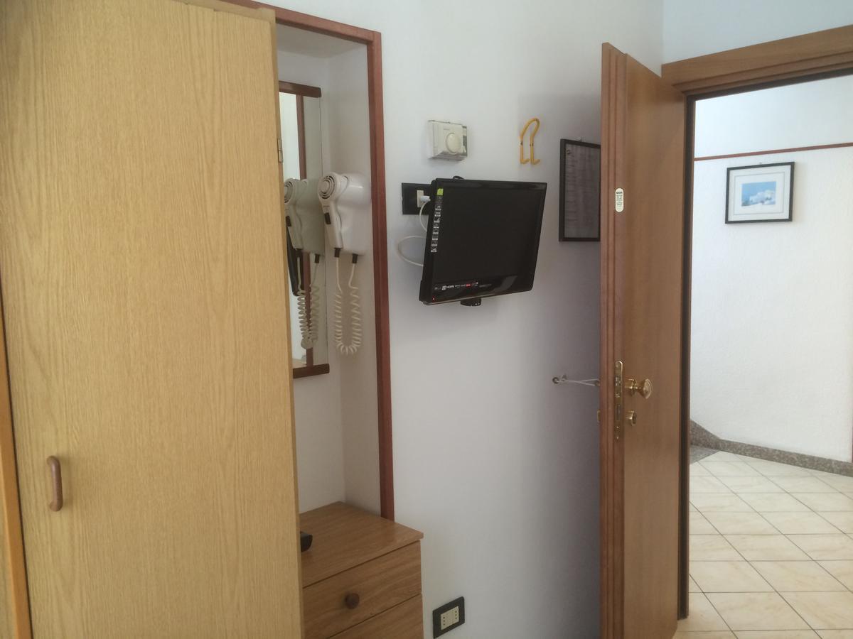 Hotel Tre Grazie Римини Екстериор снимка