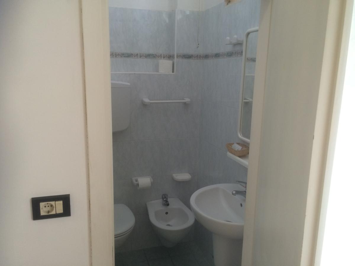 Hotel Tre Grazie Римини Екстериор снимка