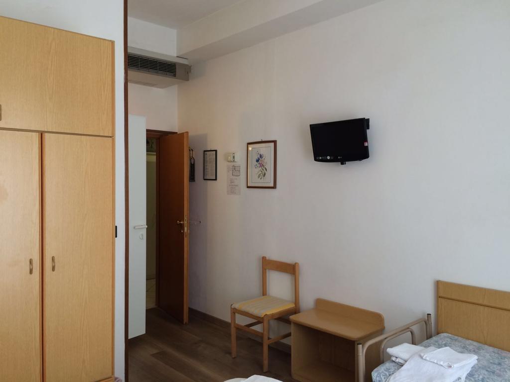 Hotel Tre Grazie Римини Екстериор снимка